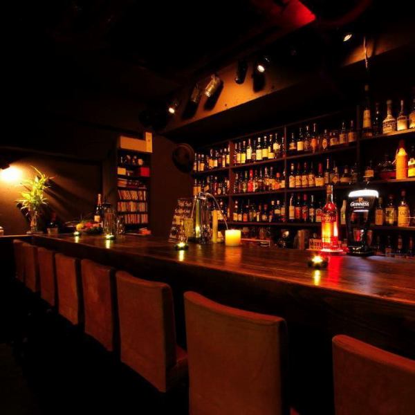 ウッディーな店内にはお酒のボトルがずらり。業界人もお忍びで通う思わず秘密にしたい大人の隠れ家…♪