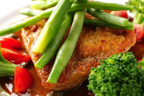 鶏モモ肉のグリル季節の野菜添え