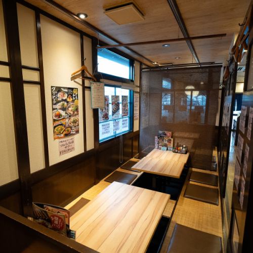 開放感あふれる掘りごたつ式のお席でゆっくりお食事♪