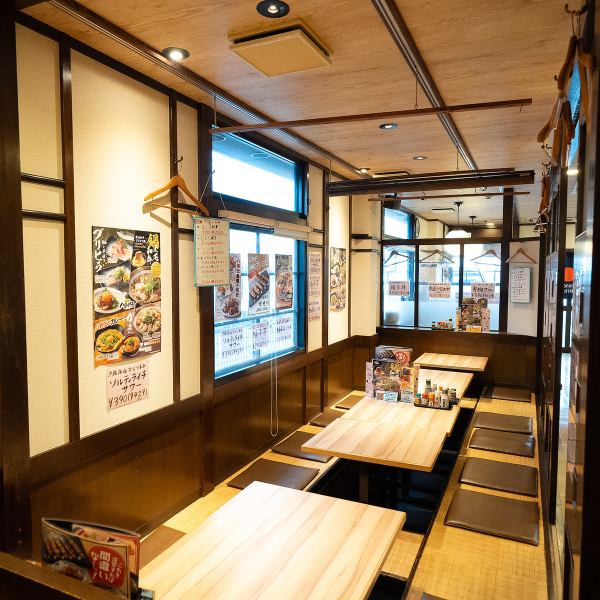 店内はリラックスできる雰囲気で、心地よい食事が楽しめます！にぎやかで活気にあふれた店内は、友人や家族とのくつろぎの時間にぴったり。広々としたお席は、会食や団体の集まりにもぴったり！更に、掘りごたつの席で足を伸ばしてゆっくりと食事を楽しめます。ぜひリラックスできる空間で心地よい食事を味わってください！