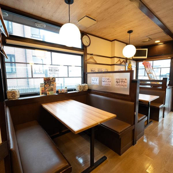 店内はブラウンで統一されたシックな雰囲気で、おしゃれな食事が楽しめます！友人やご家族、恋人とのデートにぴったり。広々としたお席は、小宴会や女子会にもぴったり◎です★ソファー席なのでゆったりと楽しいお食事が出来ます！また、仕切りもあるので周りを気にせずに楽しい時間をお過ごし頂けます♪