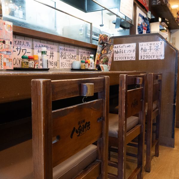 カウンター席で味わう職人の丁寧な焼き技！LIVE感のある臨場感を味わえます★職人が1本1本丁寧に焼く姿を眺めながらお食事してみてはいかがでしょう？絶品料理と共に、目の前の職人の繊細な手さばきにうっとり♪情緒溢れる味のあるカウンター席は居心地◎会社帰りのサク飲みやお一人様でもリラックスして食事を楽しめます！