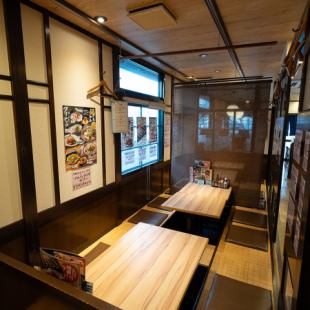 店內寬敞明亮，樂趣加倍。◎店內明亮開放，營造出熱鬧的氣氛。4人桌之間有窗簾隔開，不用擔心周圍的環境，可以悠閒地用餐。與朋友家人一起吃飯變得更加愉快♪