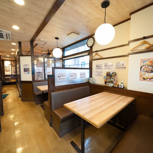 テーブル席は、向かい合わせのソファーのでリラックス★