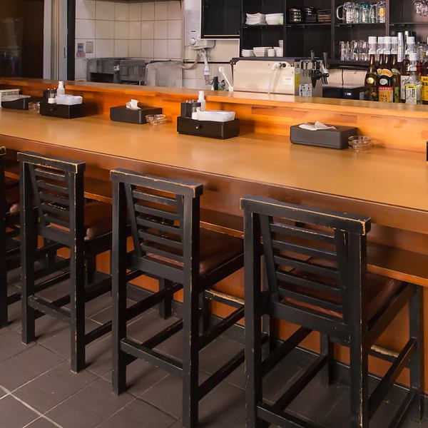 【どこか落ち着くカウンター席】距離が近いカウンター席で、本日のおばんざいに思わず「ホッ」とする...気兼ねなく話せる温かな空間で、日々の疲れを癒しませんか?美味しいおばんざいとお酒を用意して、あなたのお帰りを心よりお待ちしております。