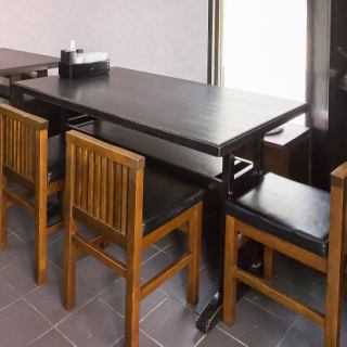 【会話を楽しむお席】4人掛けのテーブル席は、ご家族や親しいご友人との会話を心ゆくまで楽しめる空間です♪