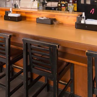 【お仕事帰りに◎】気軽に座れるカウンター席は、サクッと一杯飲みたい時に！おばんざいと合わせてどうぞ。