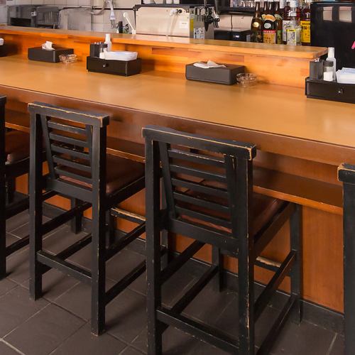 【デートでのご利用にも】調理風景を眺められるカウンター席特有の雰囲気の中、お二人だけの特別なひとときを◎