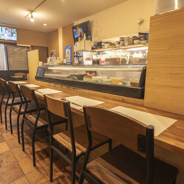 カウンターのお席ご用意しております。周りの雰囲気を気にせずゆったりとお食事を楽しんでいただけます。おひとりさまでのご利用にも最適です。是非お気軽ご来店ください◎