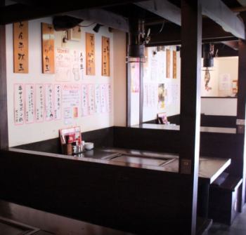 【テーブル席】広々としたテーブル席は、会社宴会や大人数での集まりに最適です。席時間の制限がないため、オープンから閉店まで、時間を気にせずごゆっくりお過ごしいただけます。お席からモバイルオーダーで簡単に注文が可能に♪