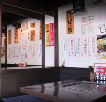 【広々とした店内】ゆったりテーブル席とボックス席を完備し、ご家族連れや各種ご宴会に最適です。お好み焼きは出来上がりをご提供。鉄板焼き以外にも本格ラーメンを6種～7種ご用意しております！もちろん、お食事だけでなく、テイクアウトも可能です（箱代別途）。