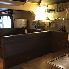 【ボックス席】木の温もりが感じられる落ち着いたボックス席で、熱々のお料理をお楽しみください。出来上がったお好み焼きをお席の鉄板にご提供するので、ずっと熱々で美味しくいただけます。ご家族連れにはお子様用の食器もご用意しております。