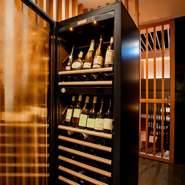 와인 셀러에서는 독일·오스트리아·일본 등 지역, 품종을 의식한 본래 페어링을 즐길 수 있는 엄선 와인을 시각적으로 즐긴다.소믈리에 자격을 가진 점주가 고객에게 맞는 와인을 선택하는 것도 가능.