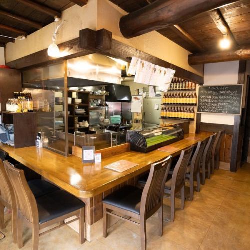 <p>【カウンター席】奥行きがあり広々とした店内に8席のカウンター席を配した、落ち着いた雰囲気が魅力♪気軽に楽しめるカウンター席は、心地よく過ごせる空間を提供し、お仕事帰りにも嬉しいサク飲みも◎リラックスしたひとときをお過ごしいただけます！</p>