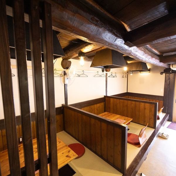 【掘りごたつ席】店は靴を脱いでご利用いただける掘りごたつをご用意。1席1席が広く、大勢でお越しいただいた際でも皆様でゆったりご利用いただけるお席となっております！お子様連れも安心なのでご家族でのお食事にも是非！