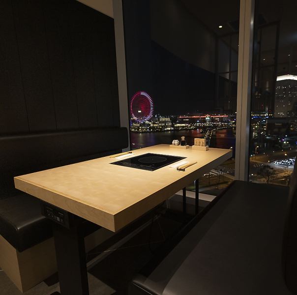 The seat where you can feel the warmth of wood is a spacious space.Perfect for dining with family and friends.