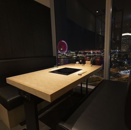 <p>The seat where you can feel the warmth of wood is a spacious space.Perfect for dining with family and friends.</p>