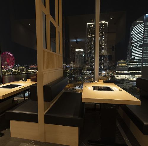 <p>Seats with a panoramic view of the night view of Minato Mirai can be used in various scenes.</p>