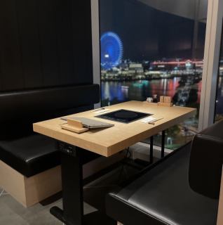 A table seat where you can see the night view.