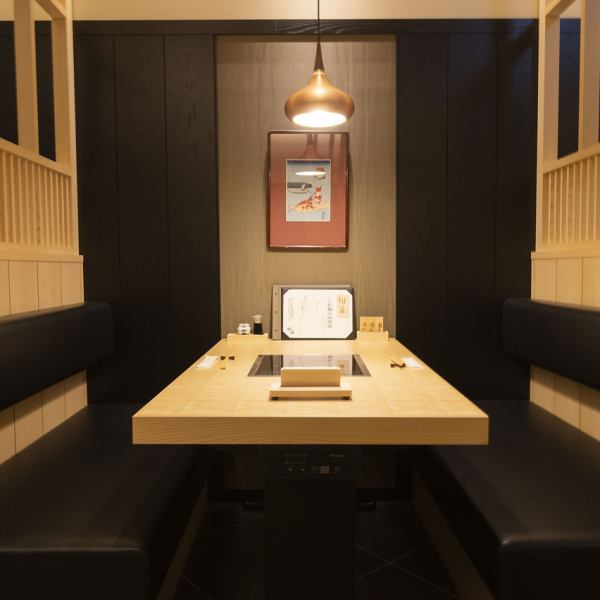 木の温もりを感じさせるボックス席は、周囲の喧騒を遮断し、プライベートな時間を約束します。背もたれが高く設計されたシートは、包み込まれるような安心感を演出し、鍋を囲む親密な距離感をより一層心地よいものにします。