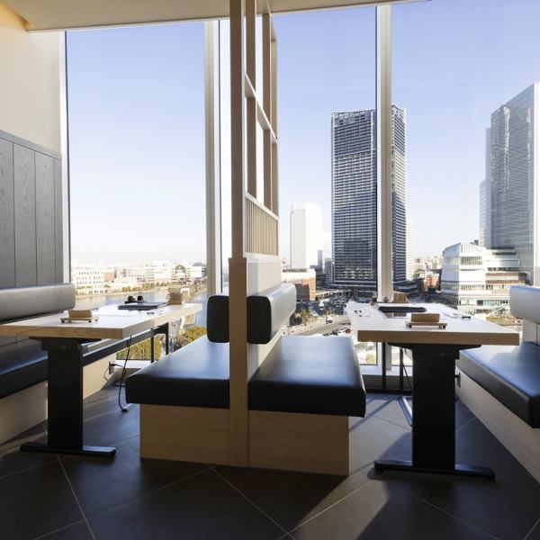 凛とした和の趣とモダンな感性が融合した、洗練された空気が漂う上品な空間。華美な装飾を削ぎ落としたシンプルな内装は、主役である鍋料理とお客様の笑顔を美しく引き立てるために計算し尽くされました。ハレの日の食事はもちろん、自分へのご褒美としてもご利用ください。