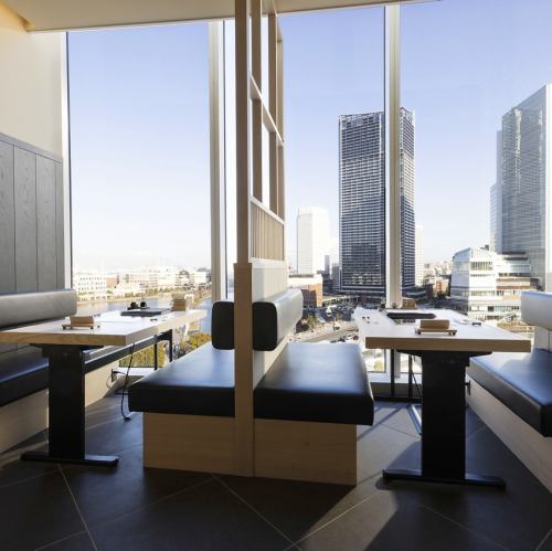 <p>凛とした和の趣とモダンな感性が融合した、洗練された空気が漂う上品な空間。華美な装飾を削ぎ落としたシンプルな内装は、主役である鍋料理とお客様の笑顔を美しく引き立てるために計算し尽くされました。ハレの日の食事はもちろん、自分へのご褒美としてもご利用ください。</p>