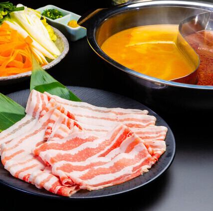 酸辣湯と横濱火鍋の2色鍋