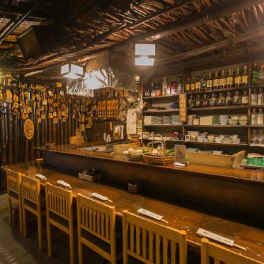 【下町を感じる落ち着いた雰囲気】大宮の繁華街にありながら、店内に入れば喧騒から離れた下町の雰囲気で昭和の人情味を感じることができごゆっくりおくつろぎ頂けます。炉端焼き屋のようなお店になるよう力も入れているので、アットホームで楽しいお店です。駅チカですので宴会や会社帰りにお立ち寄りください。