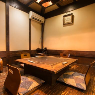 【広いお座敷で宴会を。】当店二階には広いお座敷がございます。襖で仕切られたお部屋が3室あり、20名様程度であれば全部屋繋げて完全個室としてご利用頂けます。昔懐かしい昭和の和室なので、風情を感じつつごゆっくりおくつろぎ頂けます。ぜひ、宴会などでご利用下さい。ご予約お待ちしております。