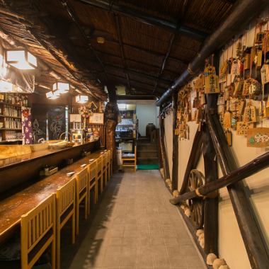 【お仕事帰りにふらっとお立寄り下さい。】カウンター席は11席ご用意しております。窮屈にならないよう幅広く配置されているので、ごゆっくりおくつろぎ頂けます。飲み会前や、飲み会後の数人などでもご利用下さい。美味しいお料理とお酒で楽しくごゆっくりお過ごし頂けます。