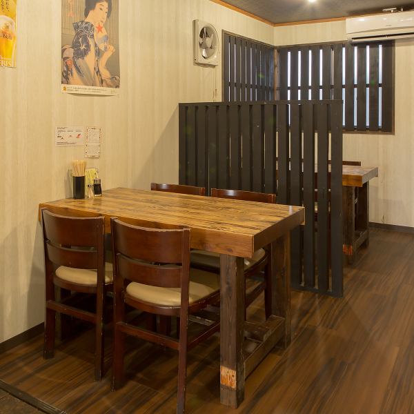 【一人でもグループでも快適に】店内には、カウンター席を14席設けており、お一人様でも気兼ねなく食事や軽い一杯を楽しめます。さらに、4名様用のテーブル席を2卓ご用意しており、友人同士やビジネスでの会食など、複数名でのご利用にも対応可能です。シーンに応じた柔軟な使い方ができるのも魅力のひとつです。