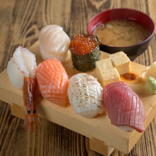 【人気No.1】本鮪からいくらまで、豪華なネタを使った握り寿司6貫、味噌汁付き  握り寿司 上 2,970円(税込)