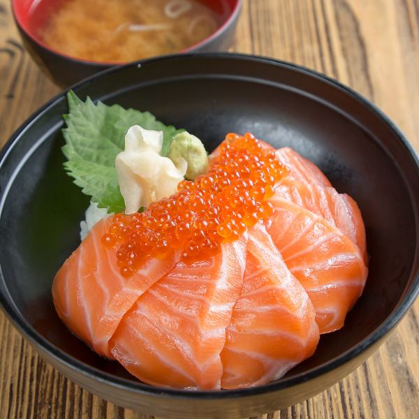 【贅沢海鮮丼】とろけるサーモン、弾けるいくらを贅沢に味わう サーモンいくら丼 2,420円(税込)