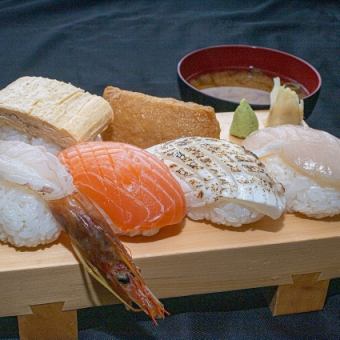 【ランチ】【定番】サーモンなど握り5貫いなり1貫、味噌汁付き。握り寿司並1980円(税込)