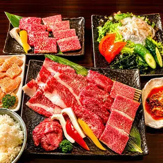 【含90分鐘暢飲】<最受歡迎>我們的招牌“輝燒套餐”，包含14道菜，包括新鮮泡菜、牛舌排骨和內臟。