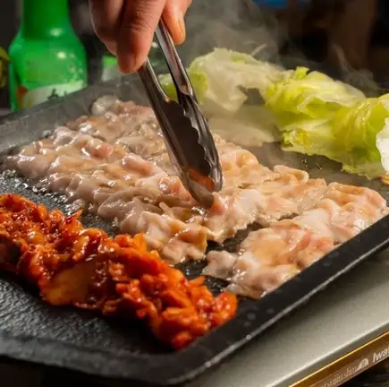 ★食べ飲み放題★名物サムギョプサル[食放]&アラカルト42種&約200種[飲放]平日2980円（税込）