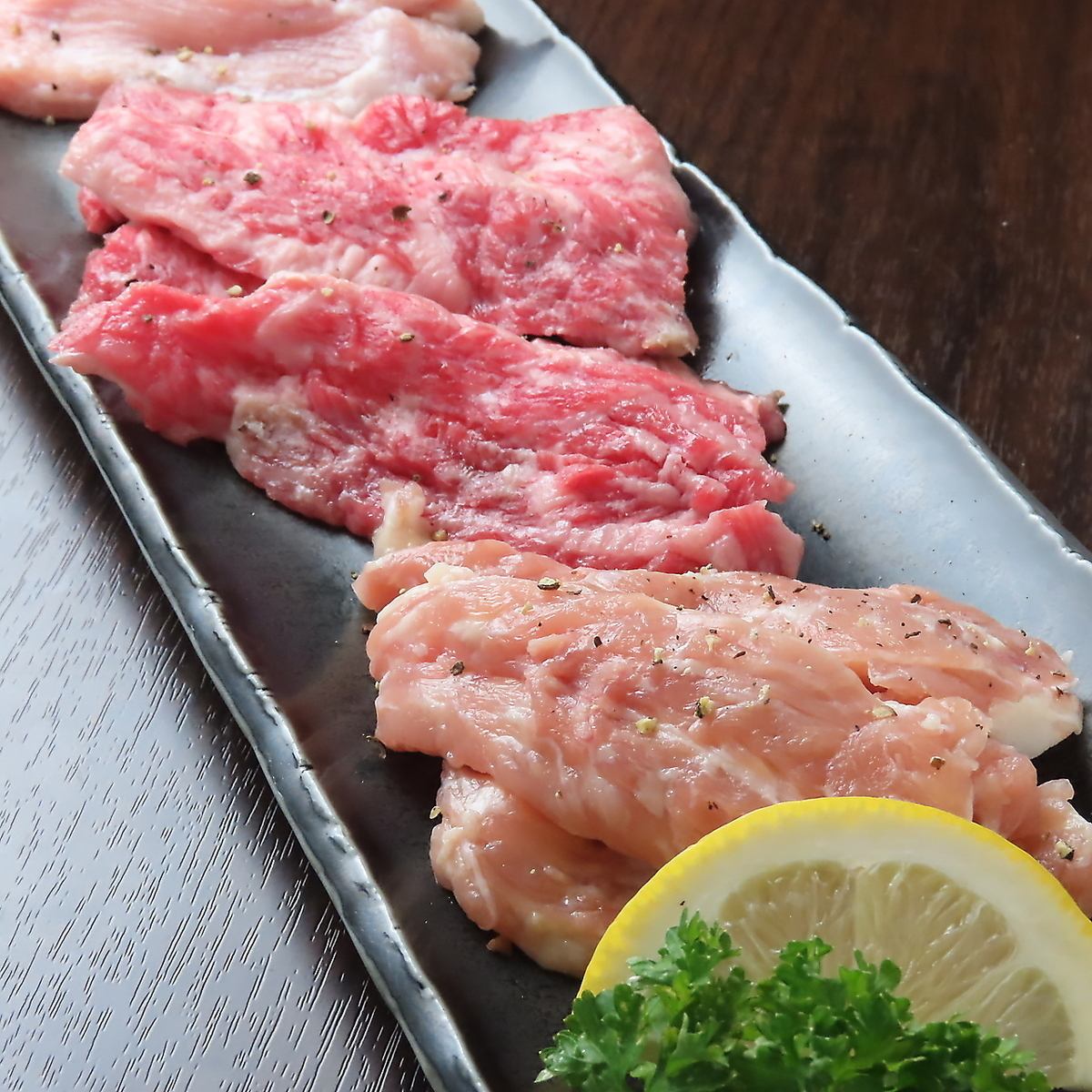 カウンター席で美味しいお酒とお肉を心ゆくまでご堪能下さいませ