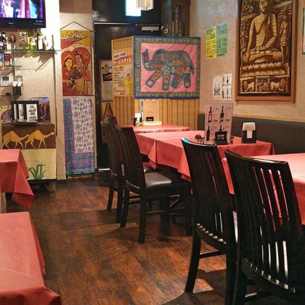 【アジアン空間】可愛いインド小物が並ぶカフェの様な空間♪インド料理店では珍しい雰囲気です！テーブルは動かせるのでパーティーにも最適♪ぜひお声掛けください！お買い物中のカフェ使いも◎