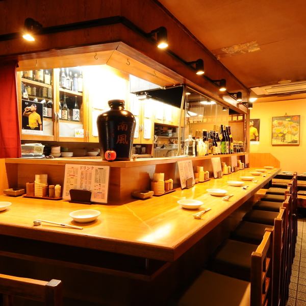 【お一人様にもカップルにも】カウンター席を9席ご用意しております。落ち着いた空間でお料理やお酒をお楽しみ頂けるので、カップルやご夫婦、大切な方とのご利用に最適です。