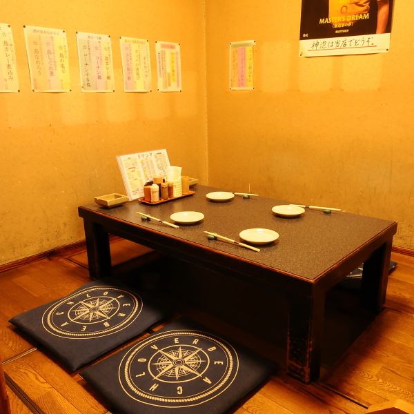 【各種ご宴会に！】４名から最大６名までご利用いただける座敷席のご用意もございます。宴会や接待、ご家族、ご友人とのお食事にもぴったりです。靴を脱いでリラックスできる開放的な空間で、鳥元自慢の鶏料理をお楽しみください。