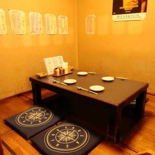 空間を広々と使った座敷席は、3～4名様でのご利用ができる座敷席が二つございます。可動式になっておりますので、二つの座敷を合わせることで最大１０名様までお使いいただくことが可能です。ご友人との飲み会や、会社での宴会など、様々なシーンでご利用ください。