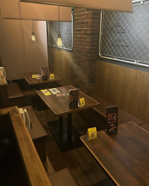 [For 3 or more people, the blinds can be lowered to create a private room] The blinds can be lowered for tables with 4 people.It can be used by 2 people early in the day or during free time.Groups can also be partitioned into the same space♪♪