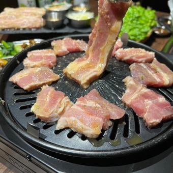 {需预约} 【仅限周日～周四】五花肉无限量畅吃 3,000 日元 凭优惠券无限量畅饮 700 日元