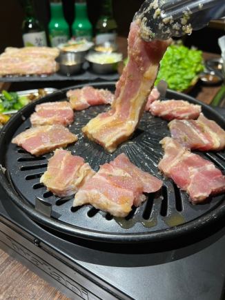 {需预约} 【仅限周日～周四】五花肉无限量畅吃 3,000 日元 凭优惠券无限量畅饮 700 日元