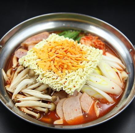 冬天吃火鍋最棒♪ 我們提供三種韓式火鍋:部隊火鍋、順都湖火鍋和大醬火鍋。