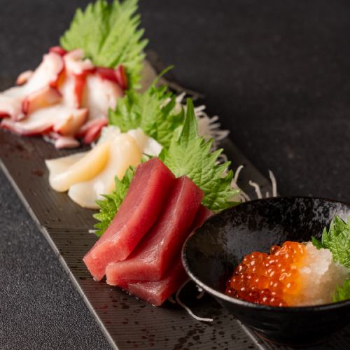 [Want to eat some delicious sashimi?] We have seafood and horse meat, including a three-piece fresh fish platter and horse sashimi!