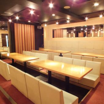 A stylish sofa-style banquet room with a bright atmosphere that can accommodate up to 60 people.Since it is a completely private room, everyone can enjoy it ♪ We have plenty of drinks even if you are thirsty ◎ If you have a large number of banquets in Shinagawa such as launches, second parties, anniversaries, etc., please come while listening to the izakaya babbling. Please come to the store!