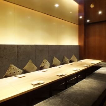 A fully private room with a sunken kotatsu table that can accommodate up to 16 people.Our restaurant is just a 2-minute walk from the Konan exit of JR Shinagawa Station, so it's conveniently located for everyone to meet up and gather. We also have private rooms so you can have fun without worrying about the people around you, making this the perfect izakaya for parties! Please come to our Shinagawa Ekimae store for any kind of party or drinking party, listening to the babbling brook!