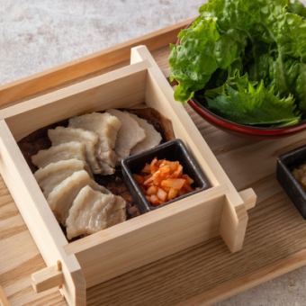 豚肉とキムチの朴葉蒸し　自家製葱生姜ソース