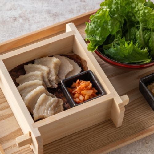 豚肉とキムチの朴葉蒸し　自家製葱生姜ソース